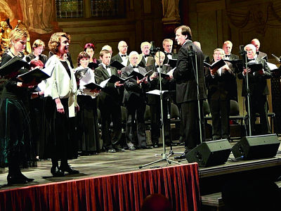 Už čtyřicet let zpívá ve sboru Canticorum iubilo pojmenovaném podle známé Händelovy skladby (v překladu Oslavuji písněmi). Vyhovuje mu, že na koncertě opravdu nemůže přemýšlet o tom, zda AV zrovna trpí nedostatkem peněz. 