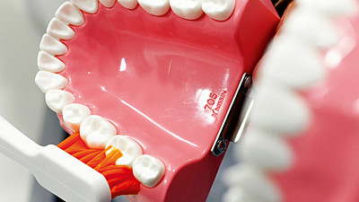 Nejlépe se pracuje s rovně střiženým kartáčkem a malou hlavou.