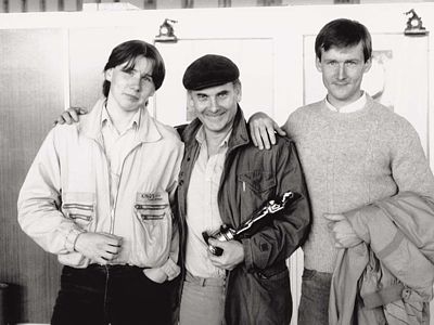 Synové Jan (vpravo) a Martin na ruzyňském letišti v roce 1985. Jejich otec drží slavného Oscara. Je hodně těžký.