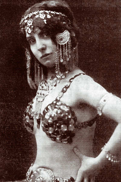 Podprsenka revuálních tanečnic v roce 1913 – na snímku Marie Lišková v Cařihradě. 
