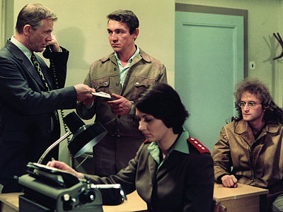 V detektivce Zlaté rybky z roku 1977 se sešel s řadou vynikajících herců – zde s Radovanem Lukavským. 