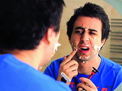 Videa s názvem Debilní kecy se odehrávají v různých prostředích. Například v koupelně (na snímku Erik).