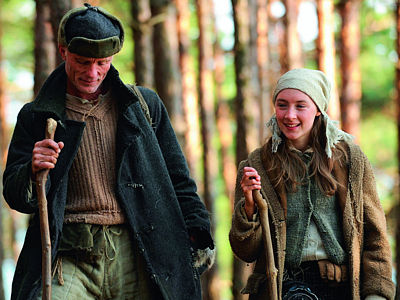  V dramatu Útěk ze Sibiře (2010) se skamarádila i s výborným hercem Edem Harrisem. 