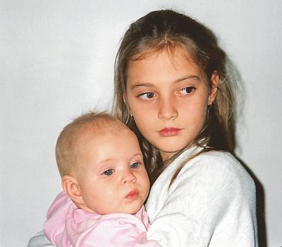 Mladší sestru Anetu někdy měla jako živou panenku.