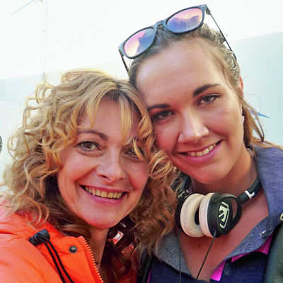 Dcera Sarah studuje v Dánsku. Po mamince zdědila neklidnou povahu.