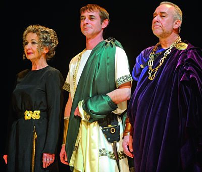 S Danielou Kolářovou a Pavlem Rímským na děkovačce po premiéře inscenace Caesar od Williama Shakespeara.