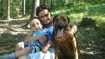 Se synem Tobiášem a tříletou Dory (rhodéský ridgeback). „Dory o Tobiho velmi pečuje, takže má syn často hlavu celou olízanou,“ říká. 