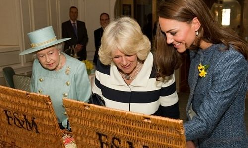 Královská rodinka nakukuje do košíků ve Fortnum and Mason, do kterých jsou tam i na pohoří dárkově baleny marmelády od Blanky Milfaitové.