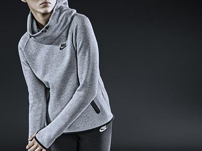 Nike Tech Fleece Hoodie a Nike Tech Fleece Cape, jež jsou navrženy speciálně pro ženy a posouvají vzhled klasické mikiny s kapucí, přinášejí tenčí fleece, který umožňuje přiléhavější siluetu. 
