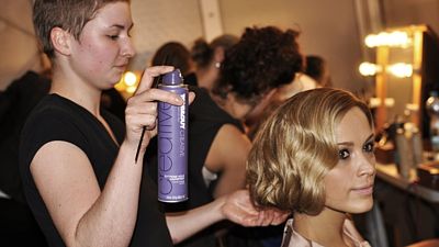 Účes Petře připravila ambasadorka TONI&GUY Hair Meet Wardrobe Lucie Molnárová. 