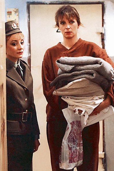 V čtyřdílném televizním filmu Přítelkyně v domě smutku (1992) podle románu Evy Kantůrkové hrála disidentskou spisovatelku. Veronika Žilková bachařku. 