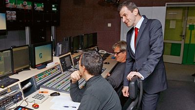 Při pracovní konzultaci v režii Událostí ČT si najde čas i na žertování.
