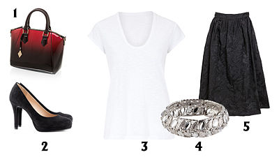 1. Kabelka do ruky, Humanic 1399 Kč. 2. Semišové lodičky, H&M 899 Kč. 3. Bílé tričko, Esprit 1499 Kč. 4. Štrasový náramek, F&F 229 Kč. 5. Sukně do pasu, F&F 699 Kč.