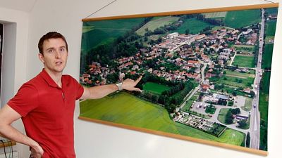 Osmadvacetiletý starosta Kratonoh Jiří Štěpánek ukazuje na mapě obce, co všechno by si přál ještě změnit. Navzdory plánům si příští kandidaturu ještě rozmyslí. 