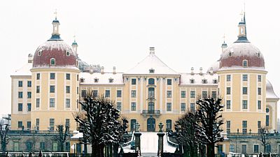V loveckém zámečku Moritzburg se díky pohádce Tři oříšky pro Popelku dveře s turisty netrhnou.