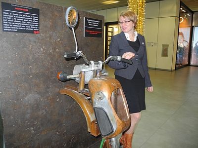 Ředitelka nadačního fondu Muži proti rakovině Jitka Soukupová u motopisoáru, který je podle tvůrce vhodný na benzínové pumpy. 