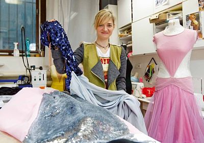 StarDance je pro ni výzva. Navrhování tanečních modelů se musela učit od píky. Na rozdíl od své běžné tvorby na nich nešetřila peřím a blýskavými materiály. 