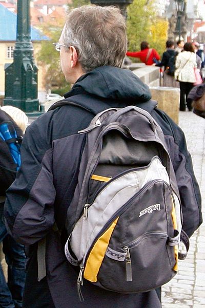 Jen si vezměte! jako by říkal turista, který se na Karlově mostě procházel s otevřeným batohem. 