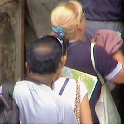 Další trik kapsářů – hrají si na turisty a ruce schovají pod mapou. 